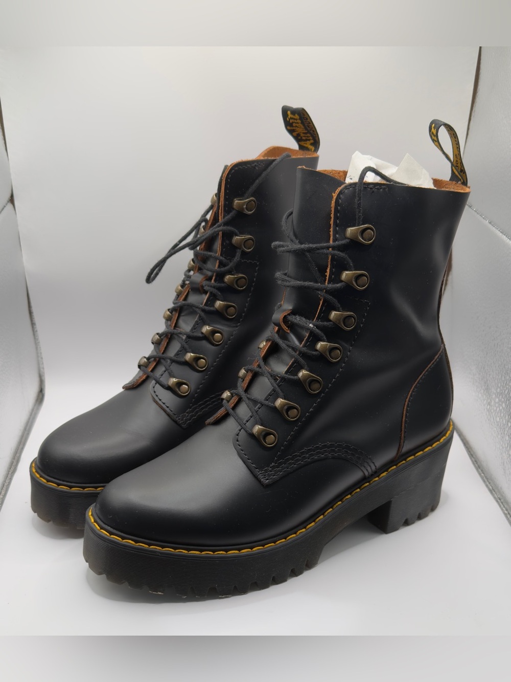 Dr. Martens Leona Vintage Smooth Leather Heeled Boots – Black – Women’s US 9
